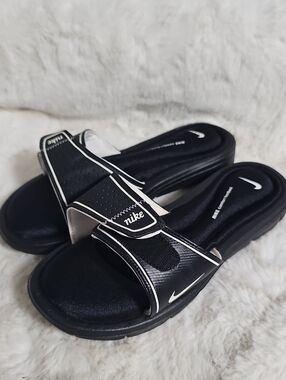 NWOT! Nike Women's Black and White Slide Sandals with Velcro Strap